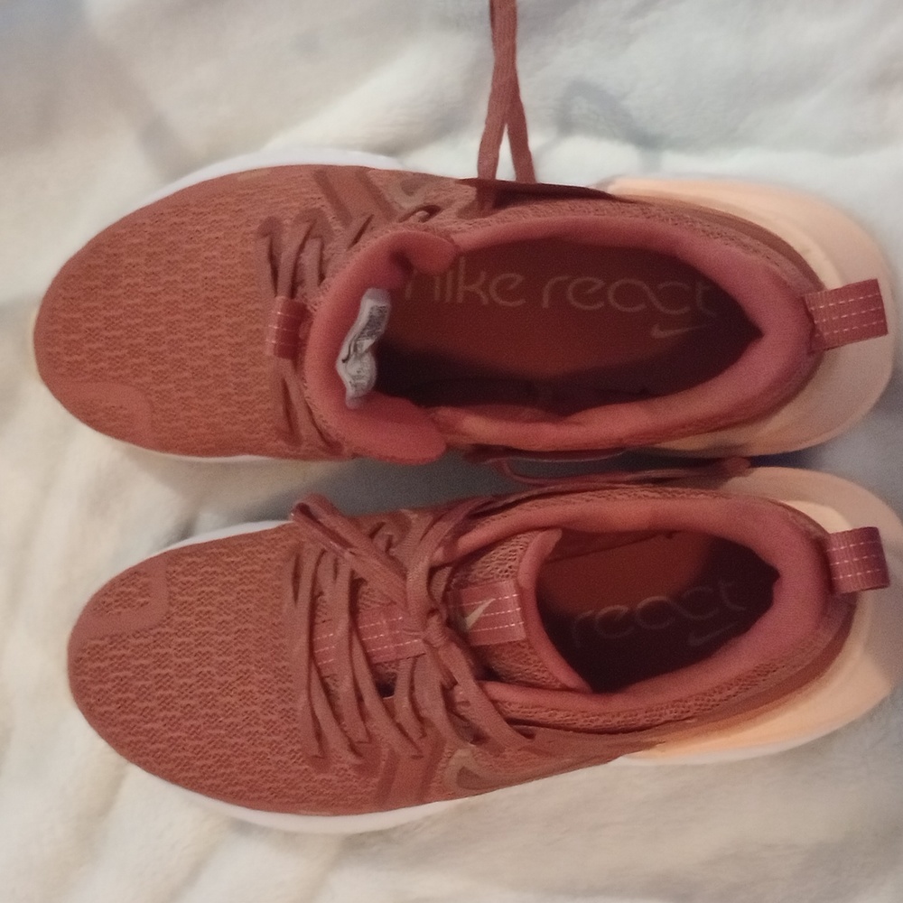 Nike React size 7 Near New Tennis shoes. Excellent condition